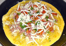 Bramborová pizza se salámem a zeleninou