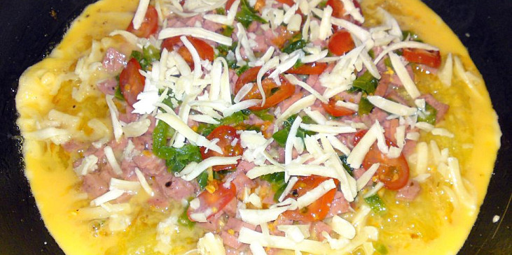 Bramborová pizza se salámem a zeleninou