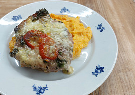 Krkovička s  medvědím pestem a mozzarellou