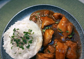 Kuřecí stehenní kousky v pikantní chilli omáčce s medem