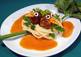 Ptačí hnízdo z mletého masa a špaget