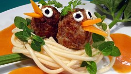 Ptačí hnízdo z mletého masa a špaget