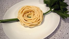 Ptačí hnízdo z mletého masa a špaget