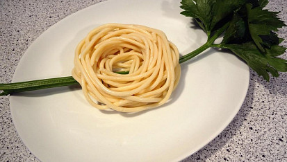 Ptačí hnízdo z mletého masa a špaget