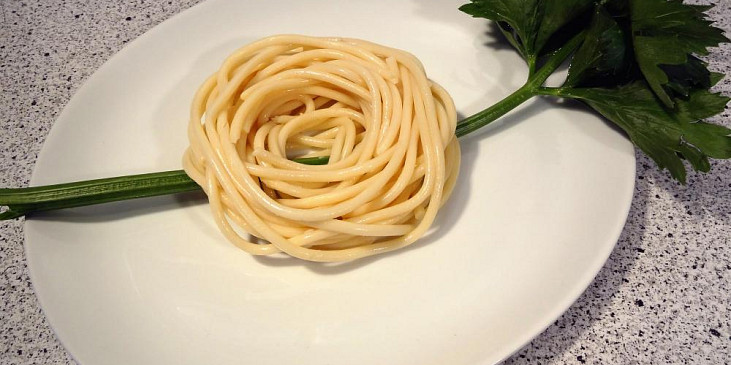 Ptačí hnízdo z mletého masa a špaget