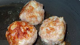 Ptačí hnízdo z mletého masa a špaget