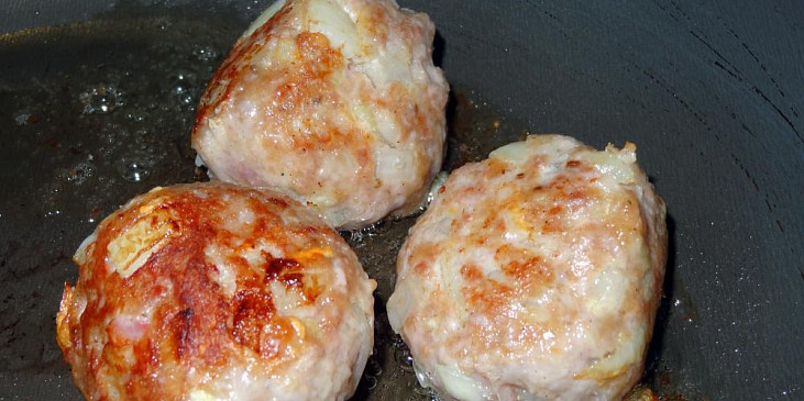 Ptačí hnízdo z mletého masa a špaget