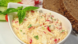 Ředkvičková pomazánka se sýrem, vejci a jablkem