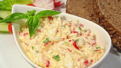 Ředkvičková pomazánka se sýrem, vejci a jablkem