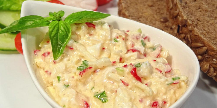 Ředkvičková pomazánka se sýrem, vejci a jablkem