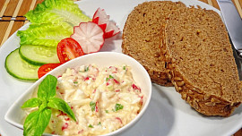 Ředkvičková pomazánka se sýrem, vejci a jablkem