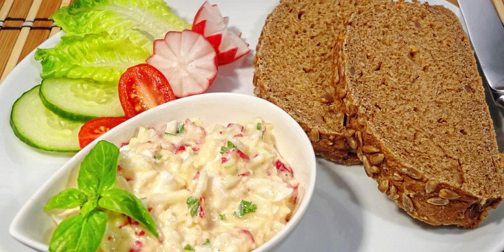 Ředkvičková pomazánka se sýrem, vejci a jablkem