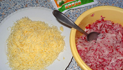 Ředkvičková pomazánka se sýrem, vejci a jablkem