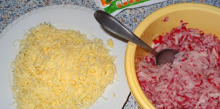 Ředkvičková pomazánka se sýrem, vejci a jablkem