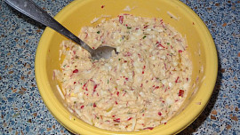 Ředkvičková pomazánka se sýrem, vejci a jablkem