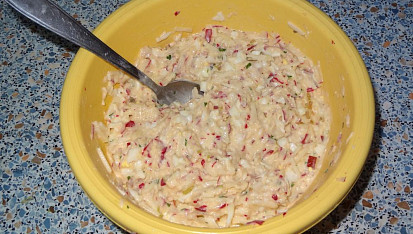 Ředkvičková pomazánka se sýrem, vejci a jablkem