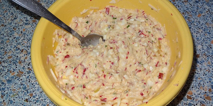 Ředkvičková pomazánka se sýrem, vejci a jablkem