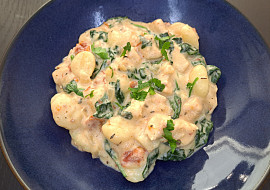 Rychle gnocchi s kuřecím masem a špenátem