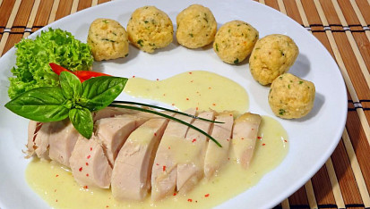 Slepice na víně s petrželkovými knedlíčky