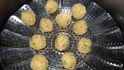 Slepice na víně s petrželkovými knedlíčky