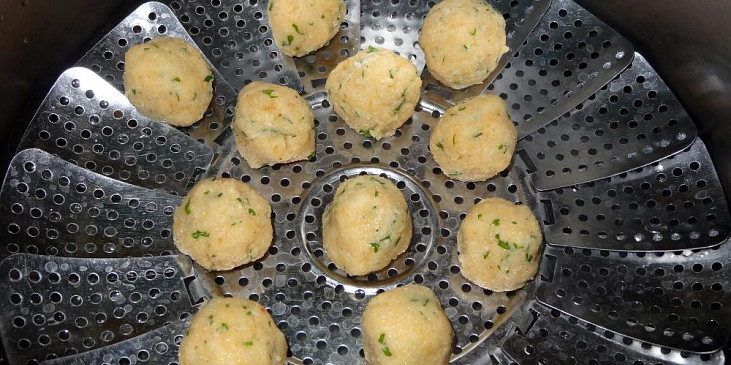 Slepice na víně s petrželkovými knedlíčky