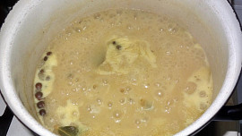 Slepice na víně s petrželkovými knedlíčky