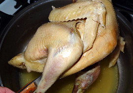 Slepice na víně s petrželkovými knedlíčky