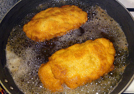 Smažené plněné kotlety s debrecínkou