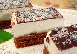 Tvarohové řezy s čokoládovou polevou a kokosem