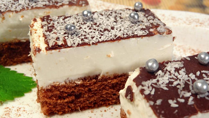 Tvarohové řezy s čokoládovou polevou a kokosem