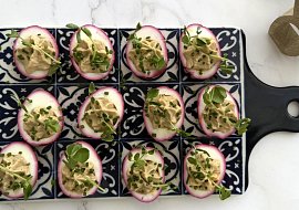 Barevná vejce plněná tuňákovou pěnou