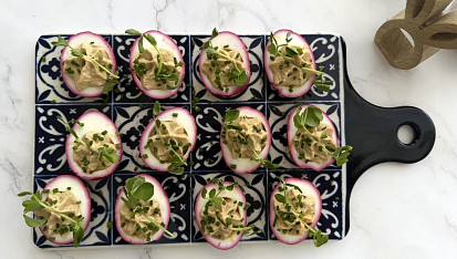 Barevná vejce plněná tuňákovou pěnou