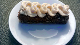 Nepečené zákusky z dlouhých piškotů s krémem