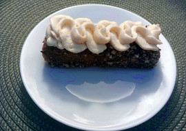 Nepečené zákusky z dlouhých piškotů s krémem