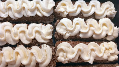 Nepečené zákusky z dlouhých piškotů s krémem