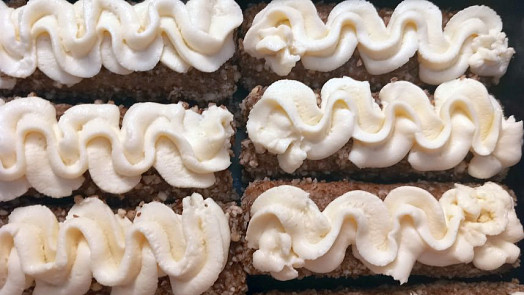 Nepečené zákusky z dlouhých piškotů s krémem