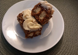 Nepečené zákusky z dlouhých piškotů s krémem