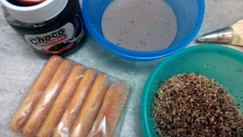 Nepečené zákusky z dlouhých piškotů s krémem