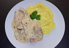 Panenka zapečená se slaninou a pepřovou omáčkou