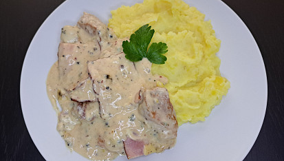 Panenka zapečená se slaninou a pepřovou omáčkou