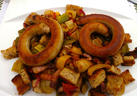 Vinná klobása s přílohou migas