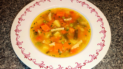 Zeleninová polévka s kmínem a strouháním