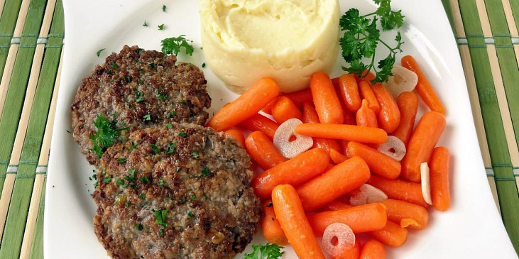 Biftečky s baby karotkou