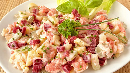 Bramborový salát s matjesy a červenou řepou