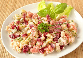 Bramborový salát s matjesy a červenou řepou