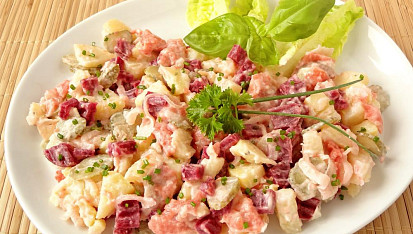 Bramborový salát s matjesy a červenou řepou