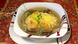 Cibulačka se žampiony a vejcem