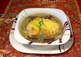 Cibulačka se žampiony a vejcem