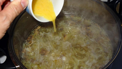 Cibulačka se žampiony a vejcem