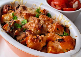 Dýně Hokaido pečená se šunkou, vejci a sýrem.